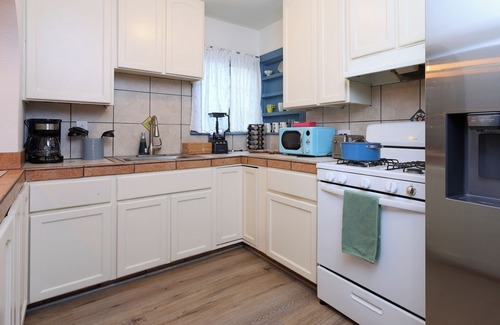 Santa Ana Apartment | Elegant Broadway 2B2B Flat with Spa & Breakfast Included