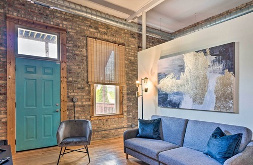 Bucktown Condo | Modern Chicago Apartment: Steps from Dining & Nightlife