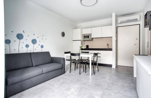 Dergano Apartment | Stylish City Retreat with Kitchen & Breakfast in Milan