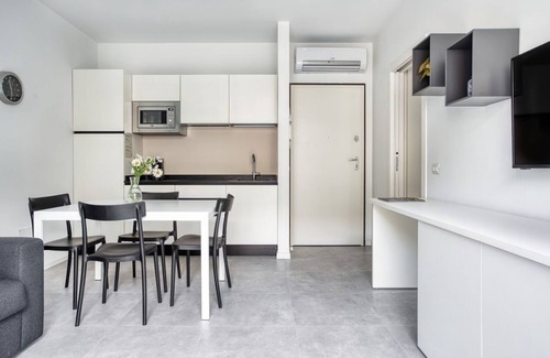 Dergano Apartment | Stylish City Retreat with Kitchen & Breakfast in Milan