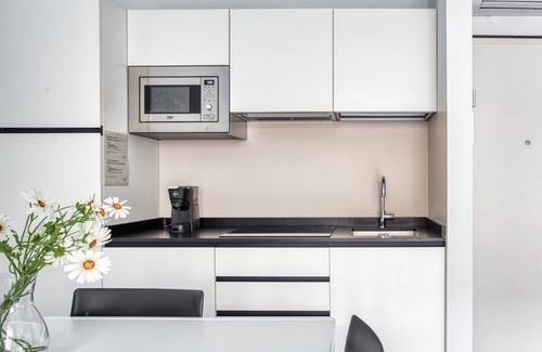 Dergano Apartment | Stylish City Retreat with Kitchen & Breakfast in Milan