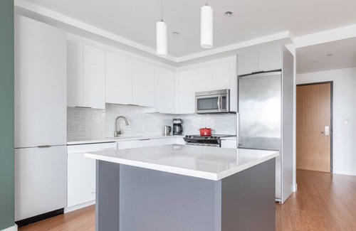Chinatown Apartment | Modern Downtown 1BR with Gym, Doorman, and Kitchen