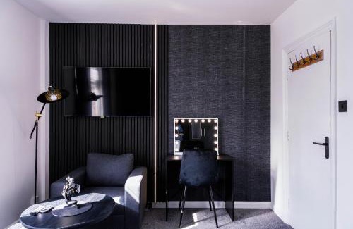 Dartford Apartment | Sleek & Elegant - 2 Bed Apartment In Dartford Town - Parking