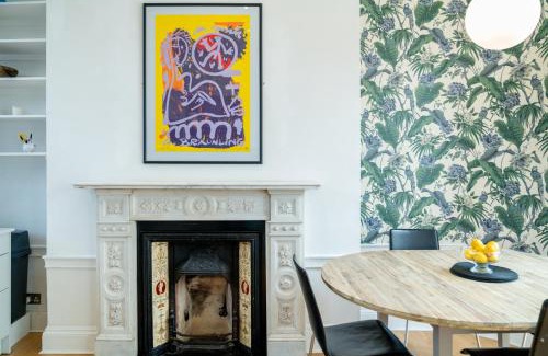 Angel Apartment | Stylish 4-Bed Flat with Courtyard in East London