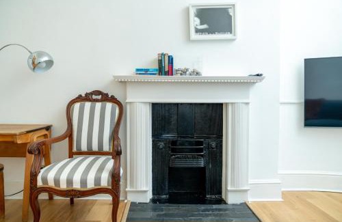 Angel Apartment | Stylish 4-Bed Flat with Courtyard in East London