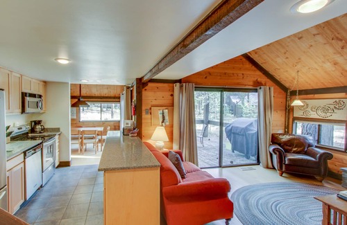 Overlook Park House | Modern Retreat with Private Hot Tub & Dog-Friendly Access