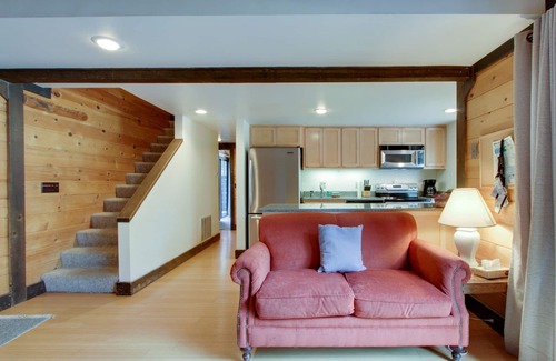 Overlook Park House | Modern Retreat with Private Hot Tub & Dog-Friendly Access