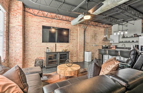 Downtown Springfield Apartment | Modern Loft Retreat in Downtown Springfield with Spa & Breakfast