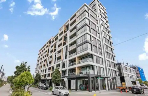 Auckland Central Business District House | Stylish Modern Studio with Balcony and Family-Friendly Perks