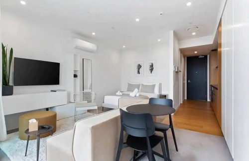 Auckland Central Business District House | Stylish Modern Studio with Balcony and Family-Friendly Perks