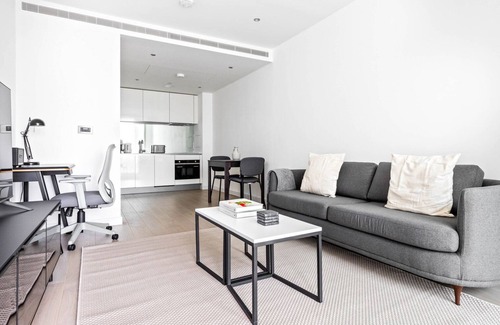 Vauxhall Apartment | Modern Nine Elms 1BR with Gym & Rooftop near Excitement