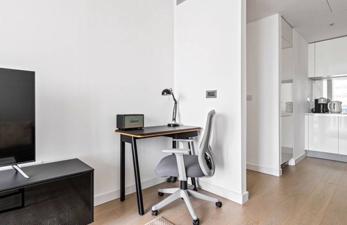 Vauxhall Apartment | Modern Nine Elms 1BR with Gym & Rooftop near Excitement
