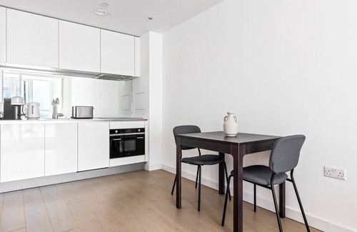 Vauxhall Apartment | Modern Nine Elms 1BR with Gym & Rooftop near Excitement