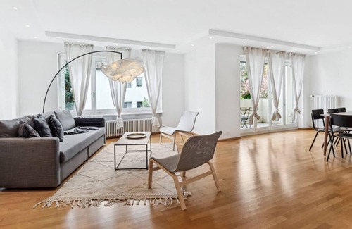 Horgen District Apartment | Elegant Rüschlikon Retreat with Family-Friendly Amenities