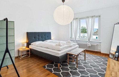Horgen District Apartment | Elegant Rüschlikon Retreat with Family-Friendly Amenities