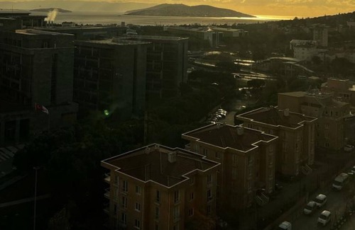 Maltepe Apartment | Sleek Residence Flat with Island View in Maltepe