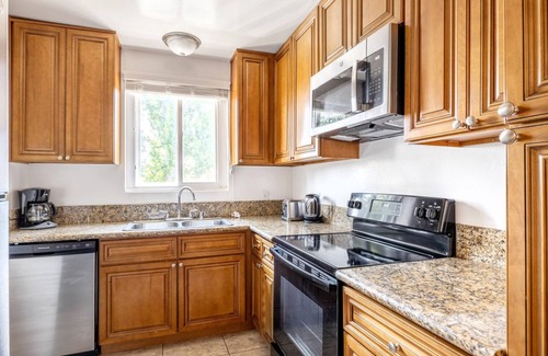 Sherman Oaks Apartment | Sleek Sherman Oaks 1BR with Pool & Gym Near Top Attractions