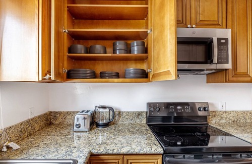 Sherman Oaks Apartment | Sleek Sherman Oaks 1BR with Pool & Gym Near Top Attractions