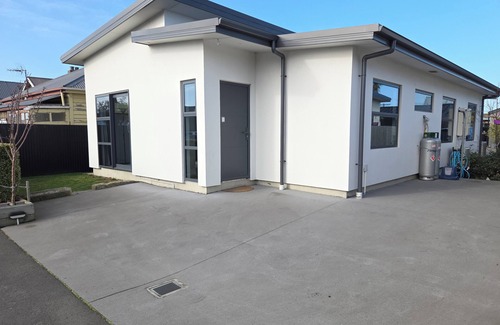 Saint Kilda House | Sleek Suite by the Sand (2-bedroom)