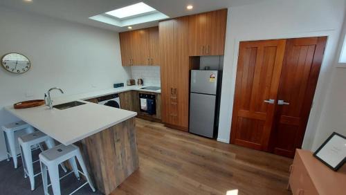 Saint Kilda Apartment | Modern Suite by the Sand: Perfect for Family Getaways