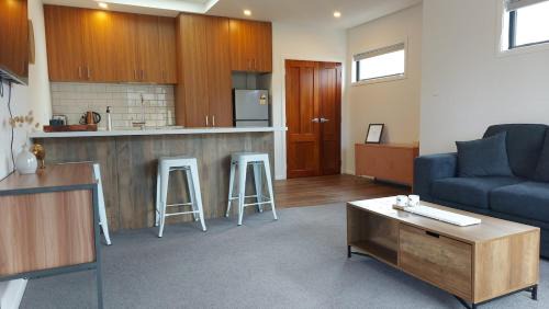Saint Kilda Apartment | Modern Suite by the Sand: Perfect for Family Getaways