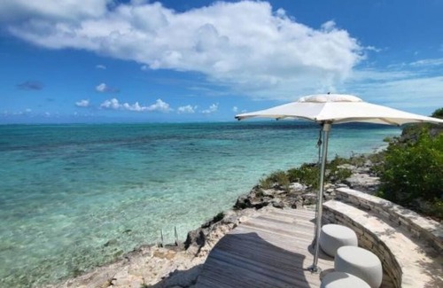 Providenciales Hotel | Sleek Oceanfront Suite Offering Boutique Vibes & Relaxed Luxury