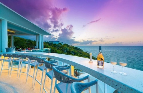 Providenciales Hotel | Sleek Oceanfront Suite Offering Boutique Vibes & Relaxed Luxury
