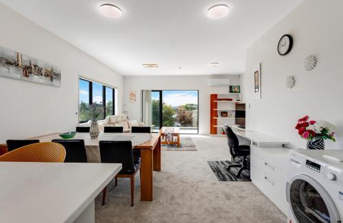 Massey Apartment | Trendy Vista Townhouse with Deck and Family-Friendly Perks