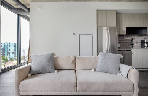 Near West Side Apartment | Modern 1BR West Loop Retreat with Dog Run & Gym
