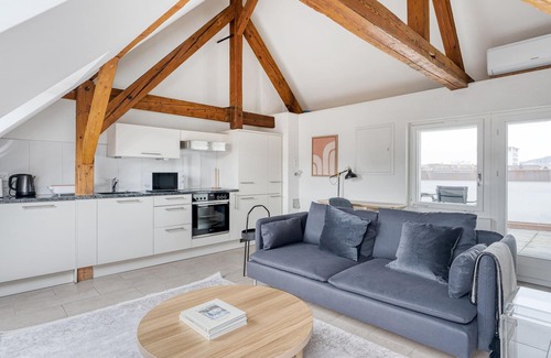 Sihlfeld Apartment | Modern Wiedikon 2.5 Room with Kitchen, Steps to Market