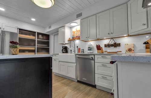 Largo House | Ideal Retreat: Heated Pool, Tiki Vibes & Steps to Beach