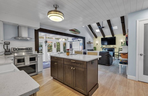 Largo House | Ideal Retreat: Heated Pool, Tiki Vibes & Steps to Beach