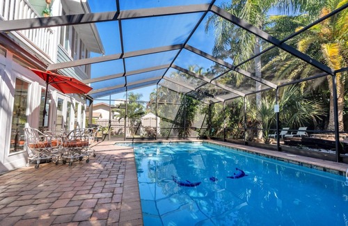 Largo House | Ideal Retreat: Heated Pool, Tiki Vibes & Steps to Beach