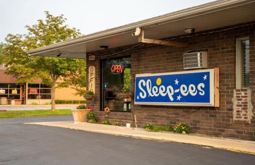 Shields Hotel | Budget-Friendly Stay at Sleep-ees Inn: Pet & Child Friendly