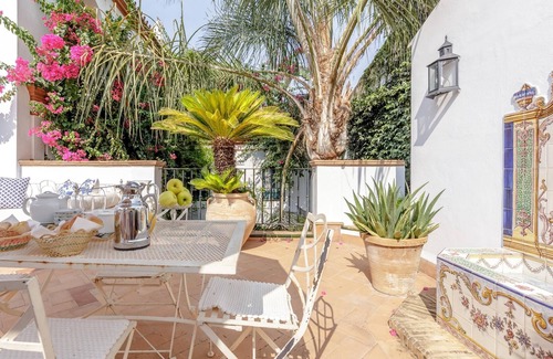 San Bartolome Apartment | Experience a 17th Century Palace in the Heart of Seville