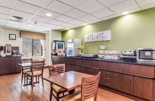 Austintown Hotel | Comfortable Stay at Sleep Inn Austintown with Pool & Dining