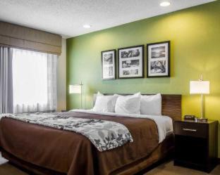 Niantic Hotel | Inviting Sleep Inn & Suites with Pool and Family Amenities