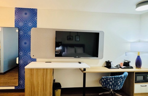 Searcy Hotel | Budget-Friendly Super 8 by Wyndham with Pool & Breakfast