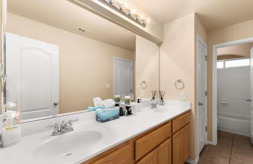 Scenic Oaks House | Experience Sleep on the Cloud: 5 Bedrooms & Pet Friendly