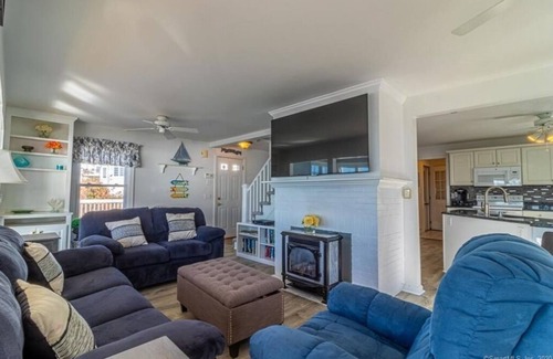 Niantic House | Relax by the Waves: Oceanfront Retreat with Sunset Views