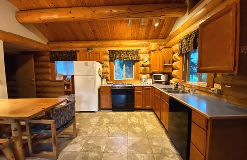 Winthrop Cabin | Cozy Sleeping Wolf Cabin: Ski Trail & River Access Awaits