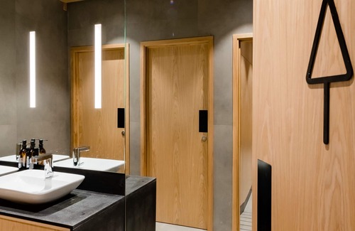 Doha Hotel | Relax at Sleep 'n Fly Lounge & Showers - Ideal for Transit