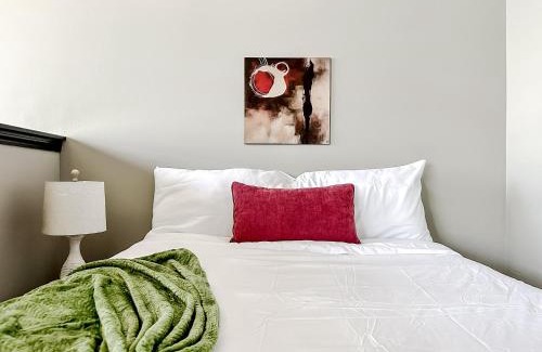 Downtown Springfield Apartment | Comfortable Sleepover Luxe Downtown Springfield Apartments