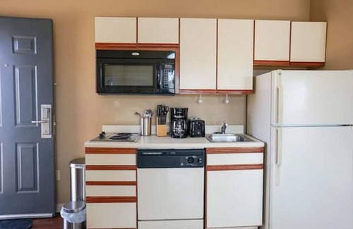Wichita Apartment | Comfortable 1BD/1BA with Pool & Gym in Downtown Wichita