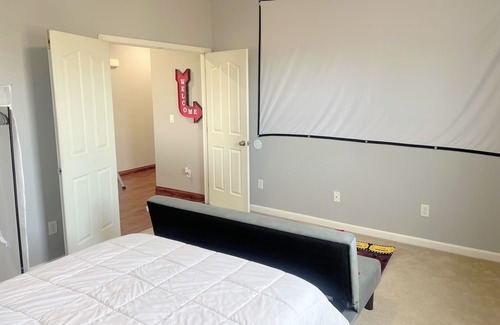 West Sacramento House | Ideal Retreat: Sleeps 10 with Theater Room & Pool Access