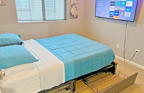 West Sacramento House | Ideal Retreat: Sleeps 10 with Theater Room & Pool Access