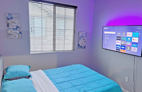West Sacramento House | Ideal Retreat: Sleeps 10 with Theater Room & Pool Access