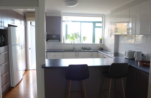 Kooringal House | Sleeps 10, Firepit, FREE Firewood