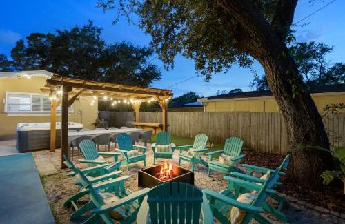 Madeira Beach House | Sleeps 10 Pool Hot Tub Sport Court Pool Table