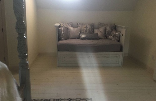 Oxford House | Perfect Getaway for 10 Near The Grove - Pet-Friendly Stay!
